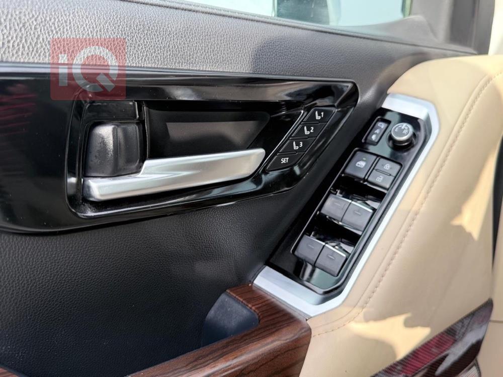 تۆیۆتا لاند کروزەر